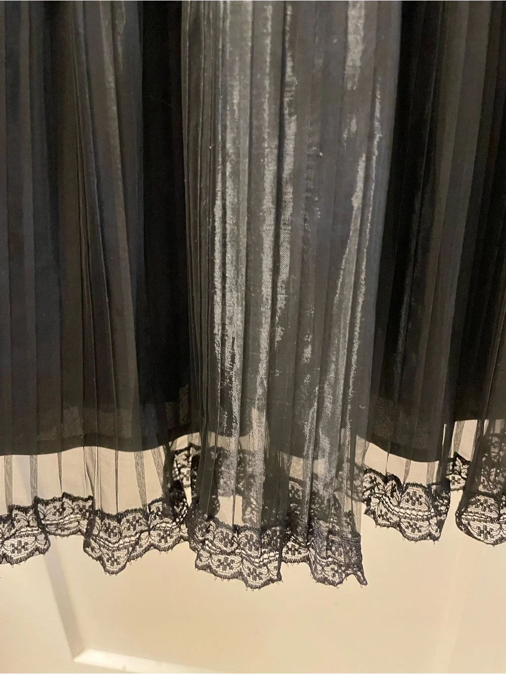 Simon Chang Black Lace V-Neck Pleated Midi Dress - Picture 13 of 15